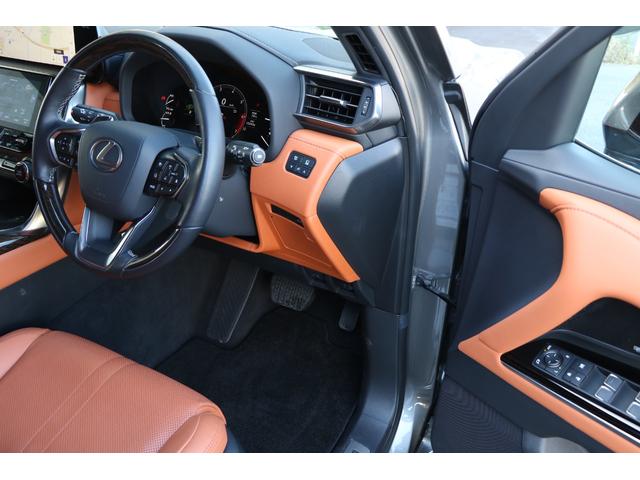 運転席になります。本革シートとＯＰオーナメントパネル鷹羽が高級感を演出しております。シート切れ等もございません。純正フロアマットを装着しております。