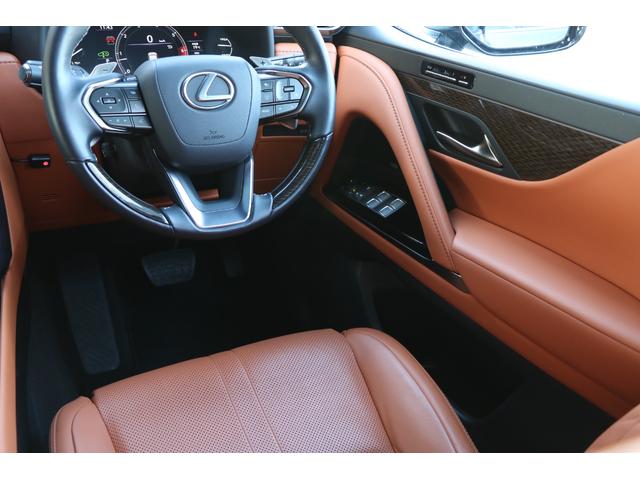 運転席になります。本革シートとＯＰオーナメントパネル鷹羽が高級感を演出しております。シート切れ等もございません。純正フロアマットを装着しております。