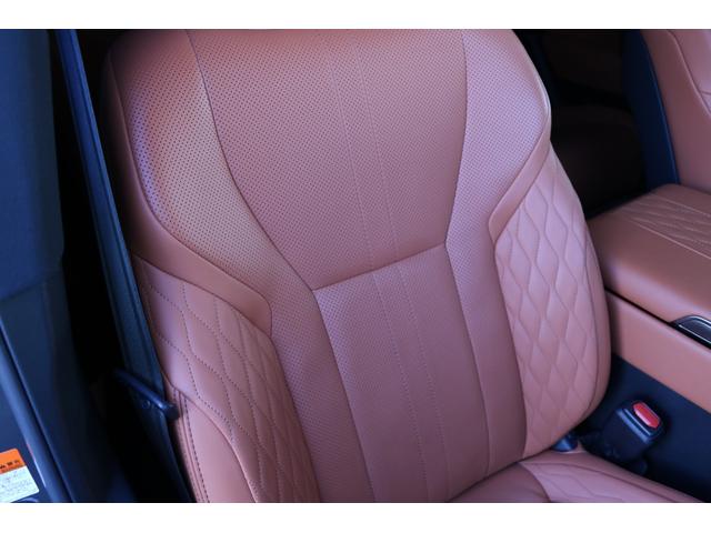 運転席になります。本革シートとＯＰオーナメントパネル鷹羽が高級感を演出しております。シート切れ等もございません。純正フロアマットを装着しております。