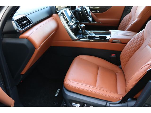 助手席になります。本革シートとＯＰオーナメントパネル鷹羽が高級感を演出しております。シート切れ等もございません。純正フロアマットを装着しております。