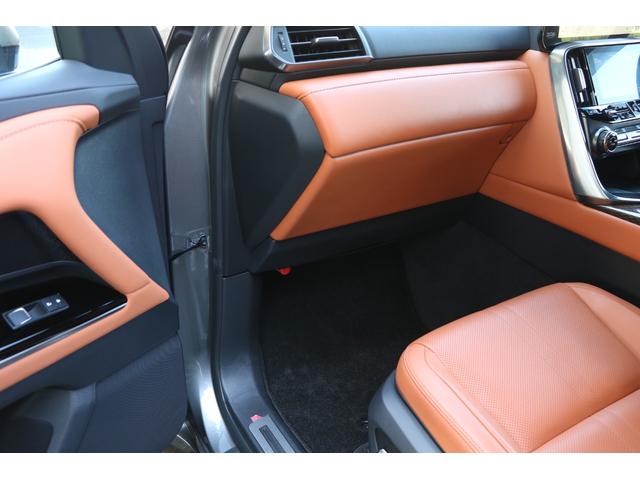 助手席になります。本革シートとＯＰオーナメントパネル鷹羽が高級感を演出しております。シート切れ等もございません。純正フロアマットを装着しております。