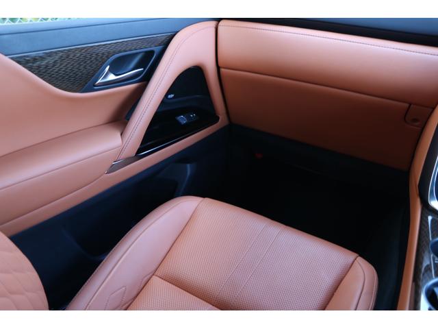 助手席になります。本革シートとＯＰオーナメントパネル鷹羽が高級感を演出しております。シート切れ等もございません。純正フロアマットを装着しております。