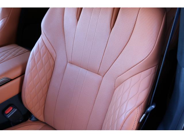 助手席になります。本革シートとＯＰオーナメントパネル鷹羽が高級感を演出しております。シート切れ等もございません。純正フロアマットを装着しております。