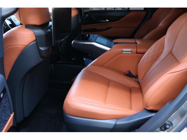 リアシートになります。本革シートとＯＰオーナメントパネル鷹羽が高級感を演出しております。シート切れ等もございません。純正フロアマットを装着しております。