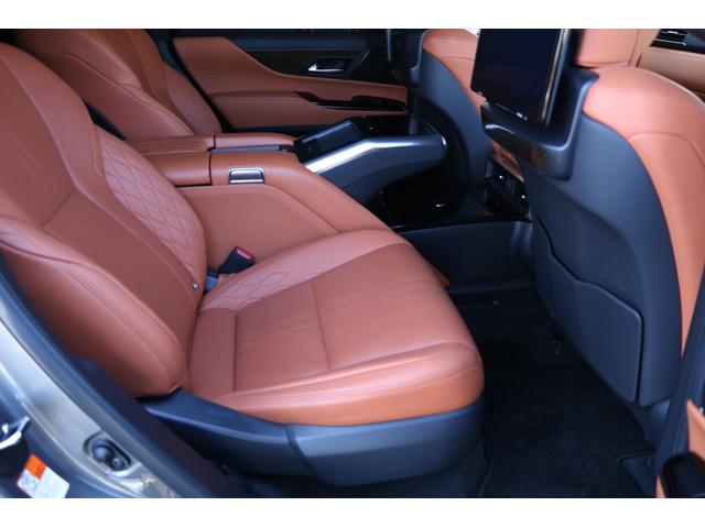 リアシートになります。本革シートとＯＰオーナメントパネル鷹羽が高級感を演出しております。シート切れ等もございません。純正フロアマットを装着しております。