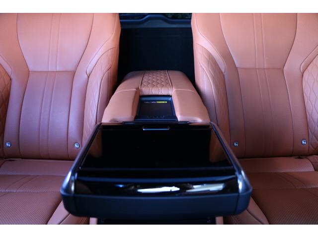 リアシートになります。本革シートとＯＰオーナメントパネル鷹羽が高級感を演出しております。シート切れ等もございません。純正フロアマットを装着しております。