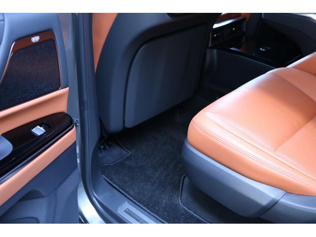 リアシートになります。本革シートとＯＰオーナメントパネル鷹羽が高級感を演出しております。シート切れ等もございません。純正フロアマットを装着しております。