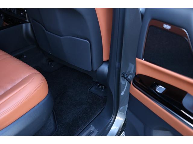 リアシートになります。本革シートとＯＰオーナメントパネル鷹羽が高級感を演出しております。シート切れ等もございません。純正フロアマットを装着しております。