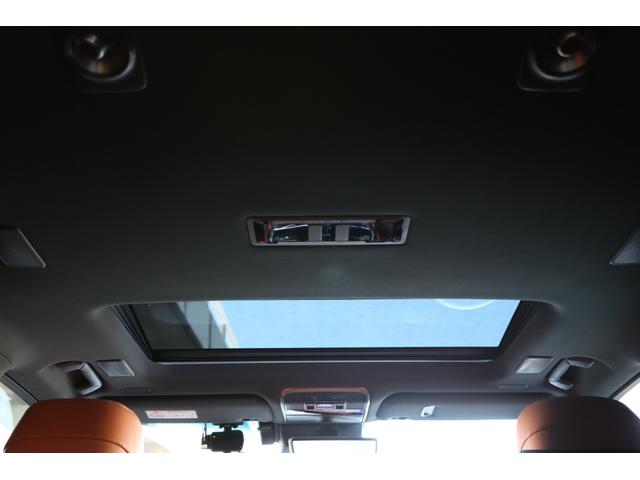 ルーフの状態になります。シミや黄ばみ、たるみなどもなく、とても綺麗な状態です。サンルーフを装着しております。