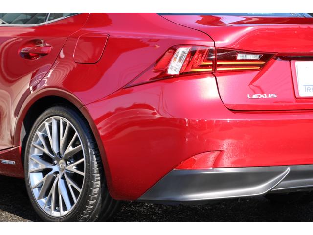 ＩＳ ＩＳ３００ｈ　バージョンＬ　ワンオーナー　黒革　マークレビンソン　オプション１８アルミ　純正ナビ　フルセグＴＶ　バックモニター　スペアキー＆カードキー有　サイドカメラ　ＥＴＣ　プリクラッシュ　ＢＳＭ　ＬＥＤヘッドライト！（9枚目）