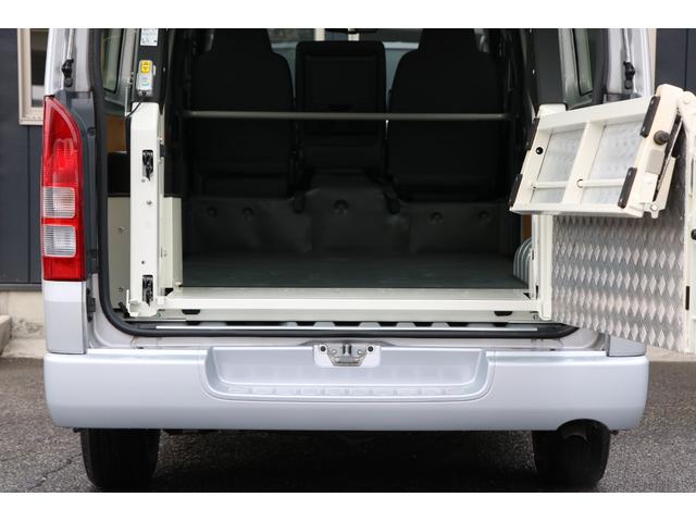 ハイエースバン ５ドア　リフト付バン２．８ＤＴロング　４ＷＤ　純正ナビ　地デジＴＶ　バックカメラ　ＥＴＣ　リフト能力３００ｋｇ　キーレス　プリクラッシュ　４ＷＤ　！（17枚目）