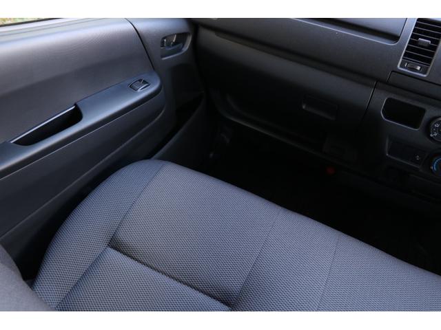 ハイエースバン ５ドア　リフト付バン２．８ＤＴロング　４ＷＤ　純正ナビ　地デジＴＶ　バックカメラ　ＥＴＣ　リフト能力３００ｋｇ　キーレス　プリクラッシュ　４ＷＤ　！（59枚目）