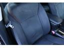 運転席になります。シートのヘタリが少なく、シート切れ等もございません。純正フロアマットを装着しております。