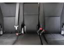 セカンドシートになります。シートのヘタリが少なく、シート切れ等もございません。禁煙車です。純正フロアマットを装着しております。