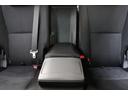 セカンドシートになります。シートのヘタリが少なく、シート切れ等もございません。禁煙車です。純正フロアマットを装着しております。