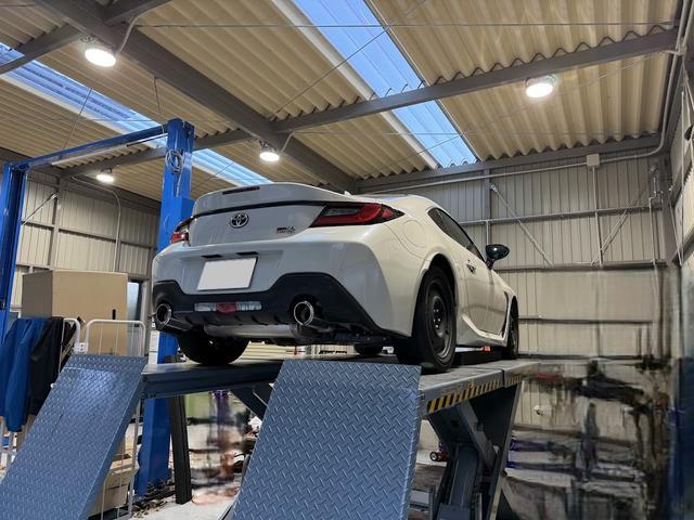 GR86 SZ カップカーベーシック OS技研スーパーLSD 2WAY 純正ロールケージ6点式プラスサイドバー 純正オイルクーラー 純正専用フロアマット モータースポーツベース車両(25枚目)