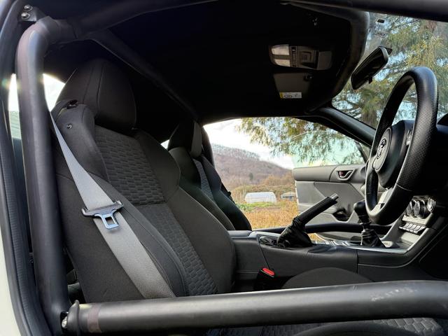 GR86 SZ カップカーベーシック OS技研スーパーLSD 2WAY 純正ロールケージ6点式プラスサイドバー 純正オイルクーラー 純正専用フロアマット モータースポーツベース車両(34枚目)