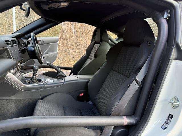 GR86 SZ カップカーベーシック OS技研スーパーLSD 2WAY 純正ロールケージ6点式プラスサイドバー 純正オイルクーラー 純正専用フロアマット モータースポーツベース車両(38枚目)