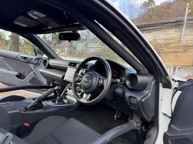 GR86 SZ カップカーベーシック OS技研スーパーLSD 2WAY 純正ロールケージ6点式プラスサイドバー 純正オイルクーラー 純正専用フロアマット モータースポーツベース車両(45枚目)