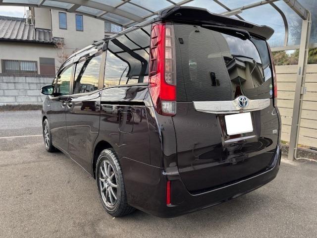 ノア ハイブリッドＧ　禁煙車　純正９インチナビ　ＴＶ　Ｂｌｕｅｔｏｏｔｈ　バックカメラ　ＥＴＣ　デジタルインナーミラー　前後ドラレコ　左側パワースライドドア　前席シートヒーター　ＬＥＤヘッドライト　フロント／リヤエアコン（6枚目）