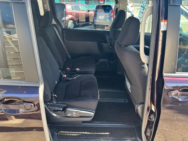 ノア ハイブリッドＧ　禁煙車　純正９インチナビ　ＴＶ　Ｂｌｕｅｔｏｏｔｈ　バックカメラ　ＥＴＣ　デジタルインナーミラー　前後ドラレコ　左側パワースライドドア　前席シートヒーター　ＬＥＤヘッドライト　フロント／リヤエアコン（18枚目）