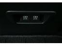 ■充電用USB端子(コンソールボックス背面に装備)。リヤ席ゲストのスマホの充電などにご活用ください。