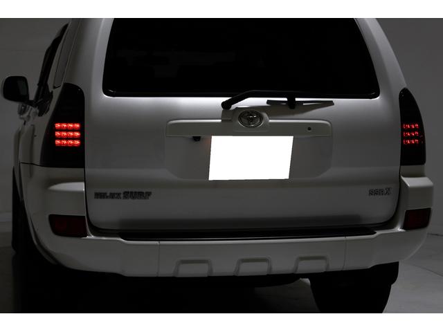ハイラックスサーフ ＳＳＲ－Ｘ　４ＷＤ　新品ダッシュボード交換　ヴィンテージグリル　インナーブラックＬＥＤイカリングヘッドライト　ＬＥＤスモークテールランプ　ＳＴＡＲ１６インチアルミホイール　ブラックレザー調シートカバー　ＨＩＤ（33枚目）