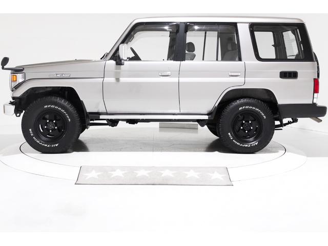 ＬＸ　４ＷＤ　ワンオーナー　ナローボディ　５速マニュアル　社外１６インチアルミホイール　クロームメッキフロントバンパー　ＬＥＤイカリングヘッドライト　ＬＥＤクリスタルコンビテールランプ　新品ダッシュボード(8枚目)