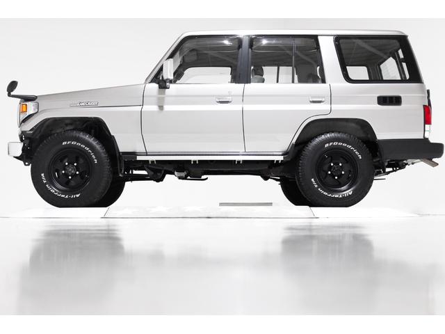 ＬＸ　４ＷＤ　ワンオーナー　ナローボディ　５速マニュアル　社外１６インチアルミホイール　クロームメッキフロントバンパー　ＬＥＤイカリングヘッドライト　ＬＥＤクリスタルコンビテールランプ　新品ダッシュボード(9枚目)