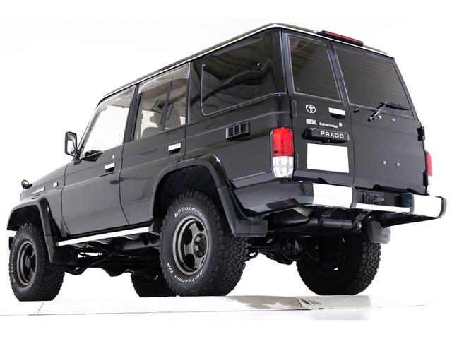 ランドクルーザープラド ＳＸワイド　４ＷＤ　リフトアップ　新品タイミングベルト交換　オールクロームメッキグリル　７０仕様クロームメッキフロントバンパー　ブラックレザー調シートカバー　　キーレス　３列シート　１ナンバー登録可能　寒冷地仕様（11枚目）