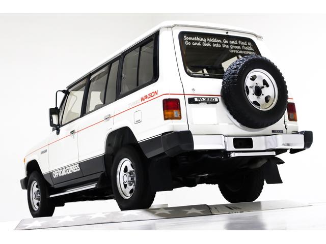 パジェロ ＸＬ　４ＷＤ　丸目ヘッドライト　ナローボディ　純正メッキホイール　ＬＥＤイカリングヘッドライト　　サイドステップ　　リアステップバンパー　リアセンターステップ付　ディーゼルターボ　７人乗り　４ナンバー登録可（11枚目）