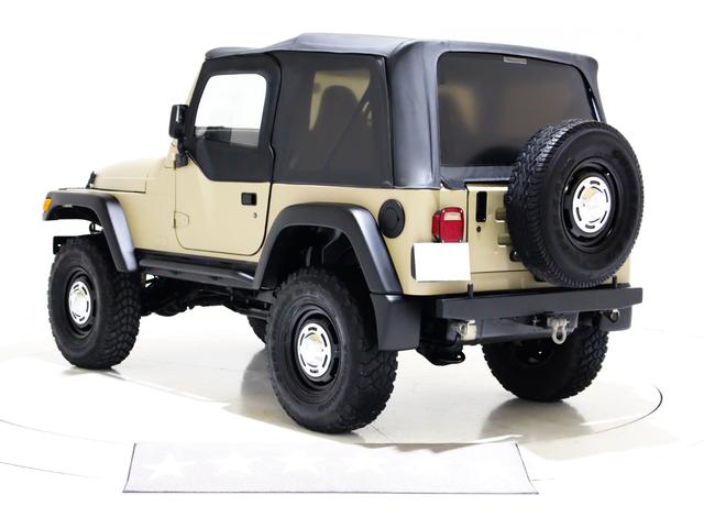 ジープ・ラングラー スポーツ　４ＷＤ　５速マニュアル車　ソフトトップ　リフトアップ　ＡＰＪ製ヴィンテージ１６インチアルミホイール　ＬＥＤイカリングヘッドライト　社外フロントバンパー　社外ヒッチメンバー付きリアバンパー　ＣＤ　ＥＴＣ（10枚目）