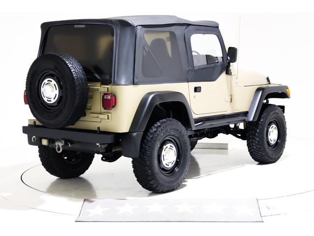 ジープ・ラングラー スポーツ　４ＷＤ　５速マニュアル車　ソフトトップ　リフトアップ　ＡＰＪ製ヴィンテージ１６インチアルミホイール　ＬＥＤイカリングヘッドライト　社外フロントバンパー　社外ヒッチメンバー付きリアバンパー　ＣＤ　ＥＴＣ（14枚目）