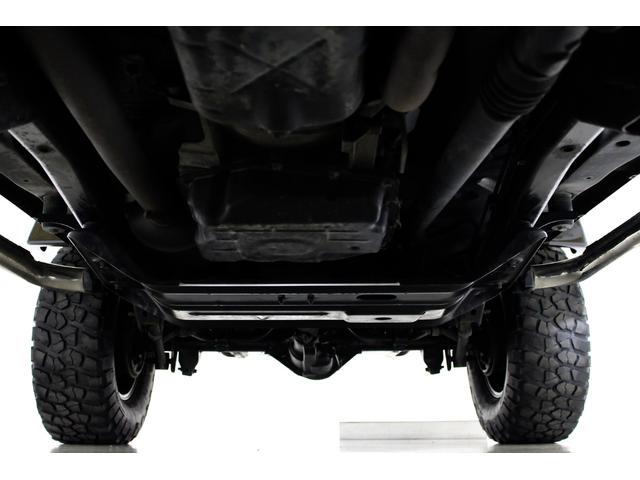 ジープ・ラングラー サハラ　４ＷＤ　ハードトップ　リフトアップ　ＡＰＪ製ヴィンテージ１６インチアルミホイール　ワイドオーバーフェンダー　クロームメッキチューブサイドステップ　ＬＥＤイカリングヘッドライト　リアガラスダンパー交換済（21枚目）