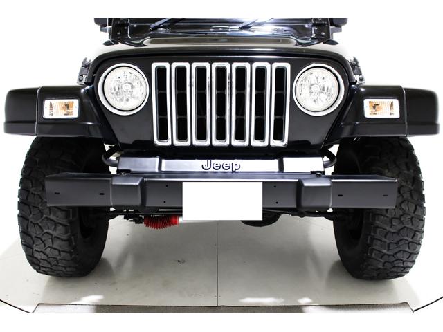 ジープ・ラングラー サハラ　４ＷＤ　ハードトップ　リフトアップ　ＡＰＪ製ヴィンテージ１６インチアルミホイール　ワイドオーバーフェンダー　クロームメッキチューブサイドステップ　ＬＥＤイカリングヘッドライト　リアガラスダンパー交換済（25枚目）