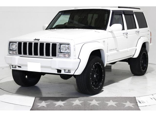 ジープ・チェロキー リミテッド　４ＷＤ　リフトアップ　社外１８インチアルミホイール　社外ワイドオーバーフェンダー　メッキグリル　クリスタルヘッドライト　クリアコーナー　クリアウィンカー　クリアサイドマーカー　本革電動シート　ＥＴＣ（2枚目）