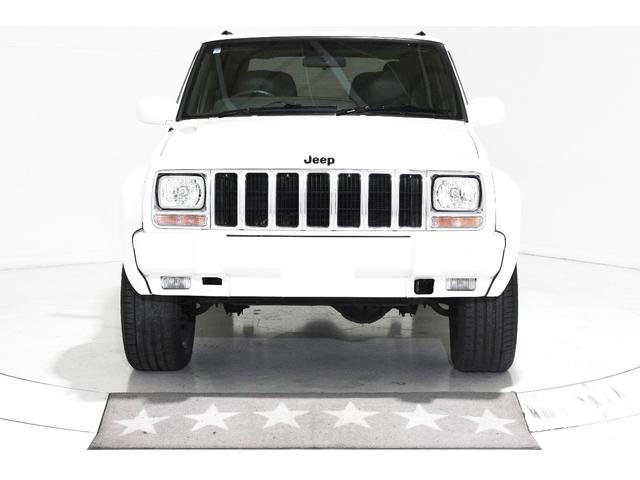 ジープ・チェロキー リミテッド　４ＷＤ　リフトアップ　社外１８インチアルミホイール　社外ワイドオーバーフェンダー　メッキグリル　クリスタルヘッドライト　クリアコーナー　クリアウィンカー　クリアサイドマーカー　本革電動シート　ＥＴＣ（6枚目）