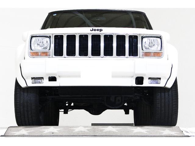 ジープ・チェロキー リミテッド　４ＷＤ　リフトアップ　社外１８インチアルミホイール　社外ワイドオーバーフェンダー　メッキグリル　クリスタルヘッドライト　クリアコーナー　クリアウィンカー　クリアサイドマーカー　本革電動シート　ＥＴＣ（7枚目）