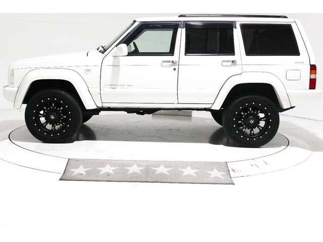 ジープ・チェロキー リミテッド　４ＷＤ　リフトアップ　社外１８インチアルミホイール　社外ワイドオーバーフェンダー　メッキグリル　クリスタルヘッドライト　クリアコーナー　クリアウィンカー　クリアサイドマーカー　本革電動シート　ＥＴＣ（8枚目）