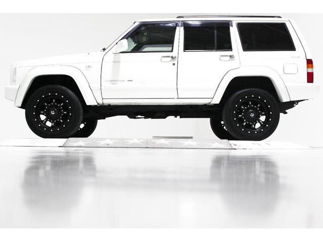 ジープ・チェロキー リミテッド　４ＷＤ　リフトアップ　社外１８インチアルミホイール　社外ワイドオーバーフェンダー　メッキグリル　クリスタルヘッドライト　クリアコーナー　クリアウィンカー　クリアサイドマーカー　本革電動シート　ＥＴＣ（9枚目）