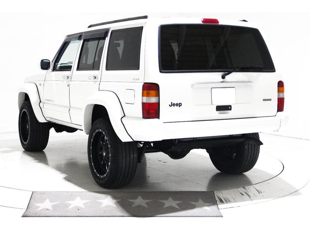 ジープ・チェロキー リミテッド　４ＷＤ　リフトアップ　社外１８インチアルミホイール　社外ワイドオーバーフェンダー　メッキグリル　クリスタルヘッドライト　クリアコーナー　クリアウィンカー　クリアサイドマーカー　本革電動シート　ＥＴＣ（10枚目）