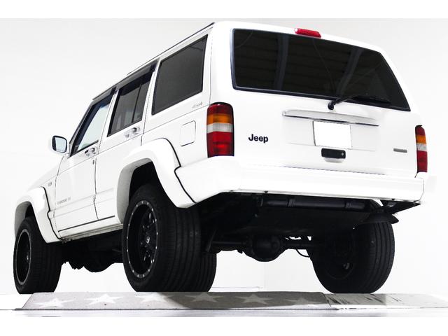 ジープ・チェロキー リミテッド　４ＷＤ　リフトアップ　社外１８インチアルミホイール　社外ワイドオーバーフェンダー　メッキグリル　クリスタルヘッドライト　クリアコーナー　クリアウィンカー　クリアサイドマーカー　本革電動シート　ＥＴＣ（11枚目）