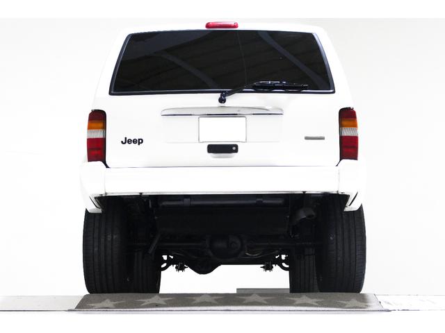 ジープ・チェロキー リミテッド　４ＷＤ　リフトアップ　社外１８インチアルミホイール　社外ワイドオーバーフェンダー　メッキグリル　クリスタルヘッドライト　クリアコーナー　クリアウィンカー　クリアサイドマーカー　本革電動シート　ＥＴＣ（13枚目）