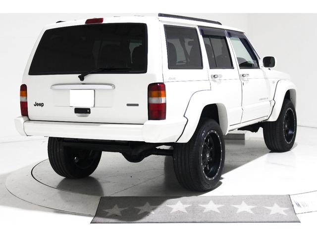 ジープ・チェロキー リミテッド　４ＷＤ　リフトアップ　社外１８インチアルミホイール　社外ワイドオーバーフェンダー　メッキグリル　クリスタルヘッドライト　クリアコーナー　クリアウィンカー　クリアサイドマーカー　本革電動シート　ＥＴＣ（14枚目）
