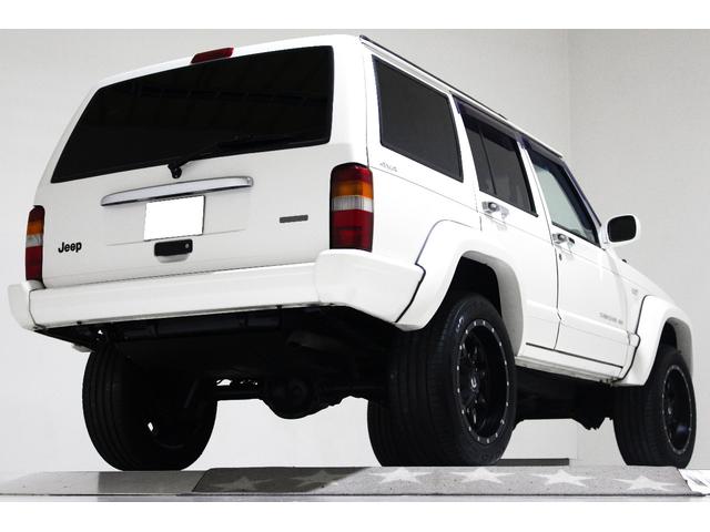 ジープ・チェロキー リミテッド　４ＷＤ　リフトアップ　社外１８インチアルミホイール　社外ワイドオーバーフェンダー　メッキグリル　クリスタルヘッドライト　クリアコーナー　クリアウィンカー　クリアサイドマーカー　本革電動シート　ＥＴＣ（15枚目）
