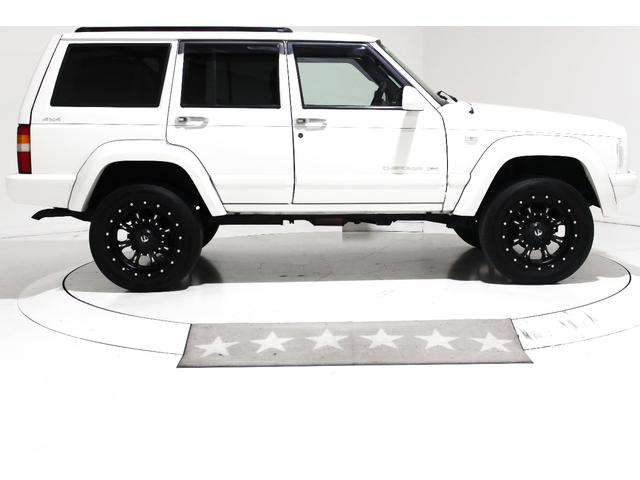ジープ・チェロキー リミテッド　４ＷＤ　リフトアップ　社外１８インチアルミホイール　社外ワイドオーバーフェンダー　メッキグリル　クリスタルヘッドライト　クリアコーナー　クリアウィンカー　クリアサイドマーカー　本革電動シート　ＥＴＣ（16枚目）