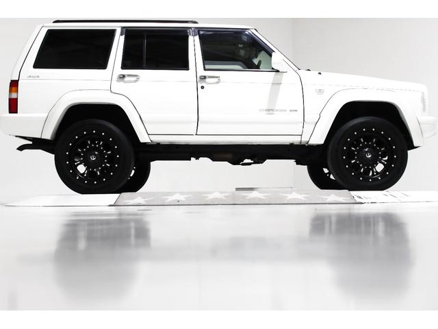 ジープ・チェロキー リミテッド　４ＷＤ　リフトアップ　社外１８インチアルミホイール　社外ワイドオーバーフェンダー　メッキグリル　クリスタルヘッドライト　クリアコーナー　クリアウィンカー　クリアサイドマーカー　本革電動シート　ＥＴＣ（17枚目）