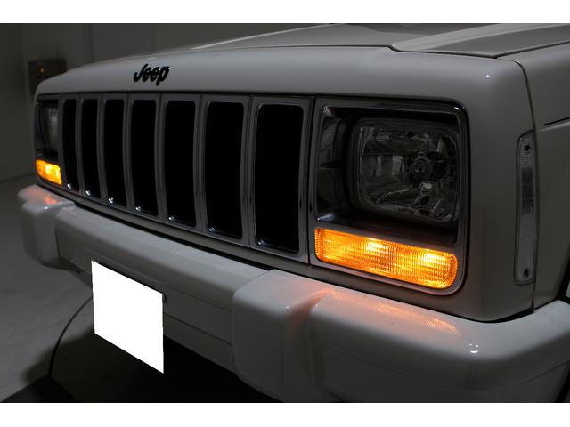 ジープ・チェロキー リミテッド　４ＷＤ　リフトアップ　社外１８インチアルミホイール　社外ワイドオーバーフェンダー　メッキグリル　クリスタルヘッドライト　クリアコーナー　クリアウィンカー　クリアサイドマーカー　本革電動シート　ＥＴＣ（29枚目）