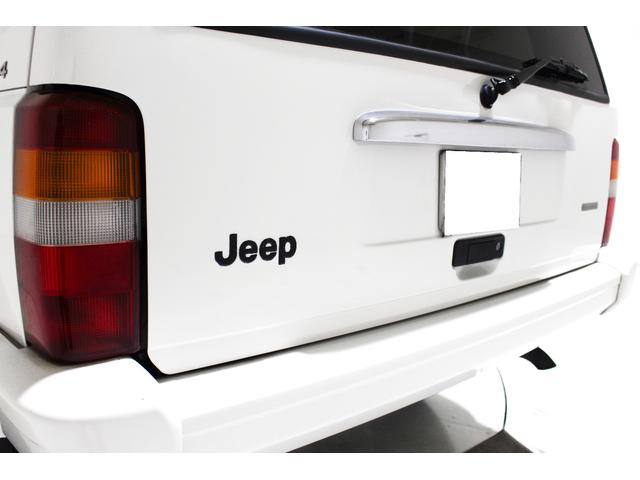 ジープ・チェロキー リミテッド　４ＷＤ　リフトアップ　社外１８インチアルミホイール　社外ワイドオーバーフェンダー　メッキグリル　クリスタルヘッドライト　クリアコーナー　クリアウィンカー　クリアサイドマーカー　本革電動シート　ＥＴＣ（36枚目）