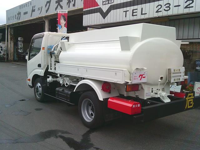 デュトロ 　平成２７年度燃費基準達成車　４ＷＤ　２ＫＬタンクローリー　タンク検査付　デジタルメーター　Ｆリール　エアコン・パワステ・パワーウインドウ　両側エアバッグ付き　５速マニュアル（17枚目）